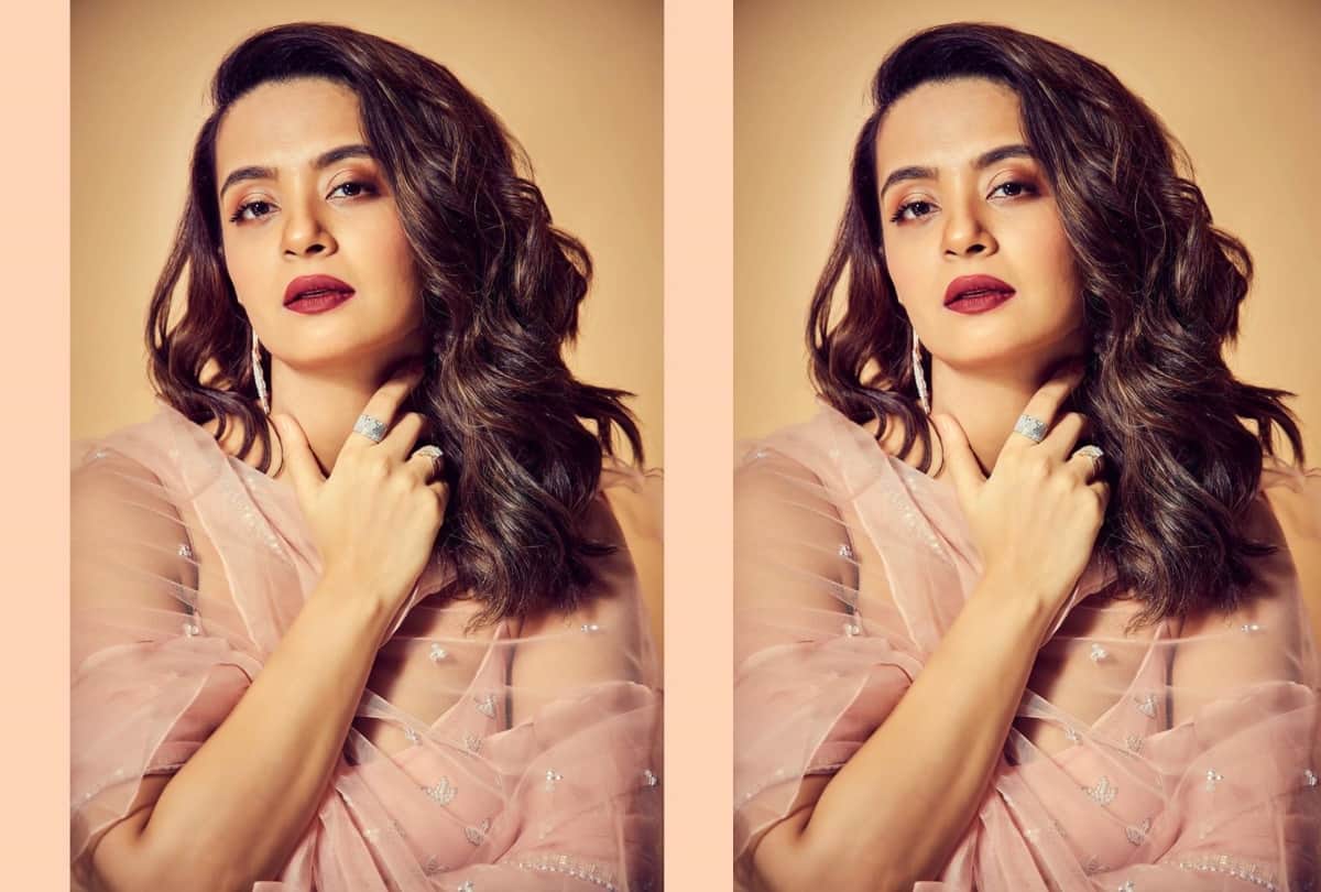 hate story 2 fame surveen chawla wearing sequin saree from neeta lulla
