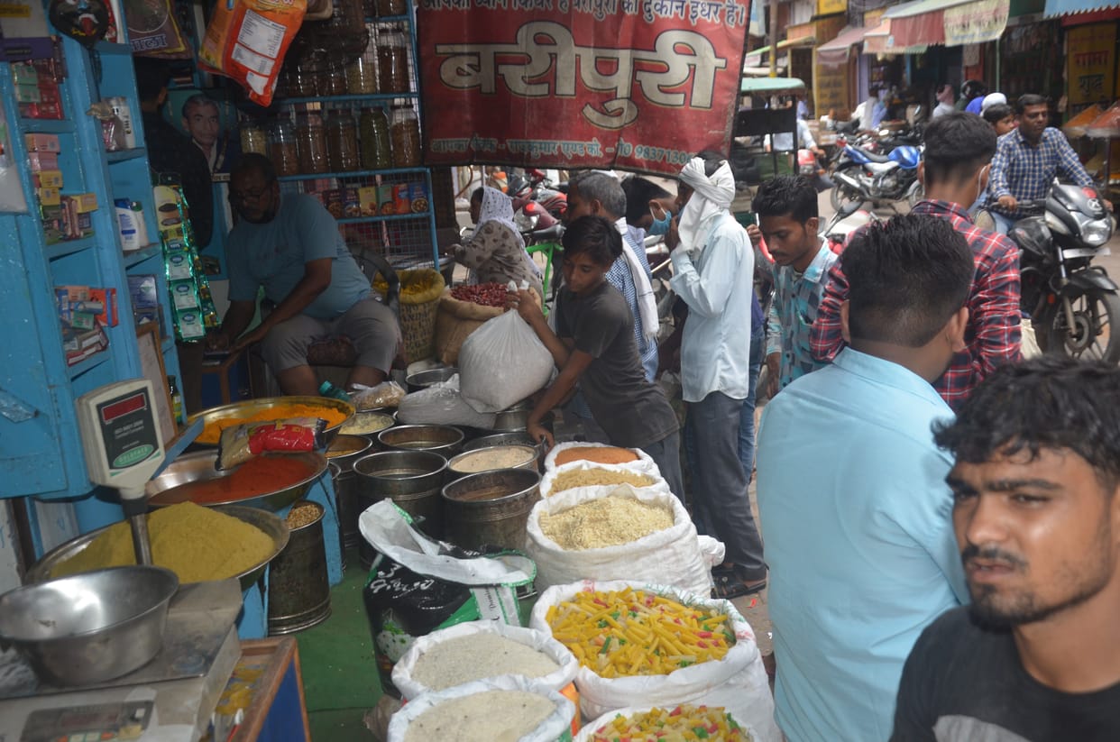 Hathras: People buy fiercely before the lockdown of two days
