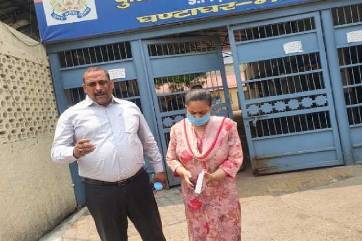 Meerut News: Mansi Anand handed over video evidence against share holders
