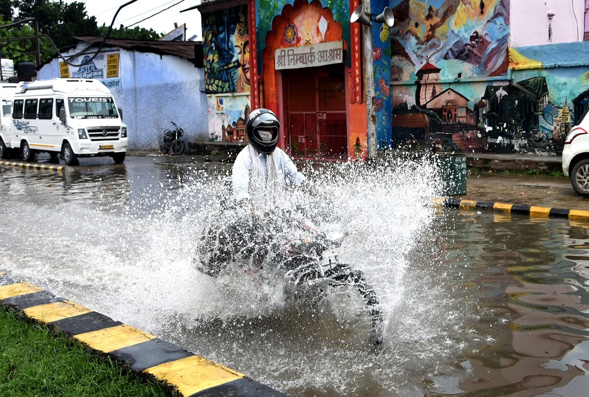Prayagraj Update: Roads and lanes are heavy due to rain and water enters houses too