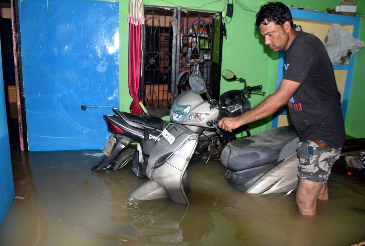 Prayagraj Update: Roads and lanes are heavy due to rain and water enters houses too