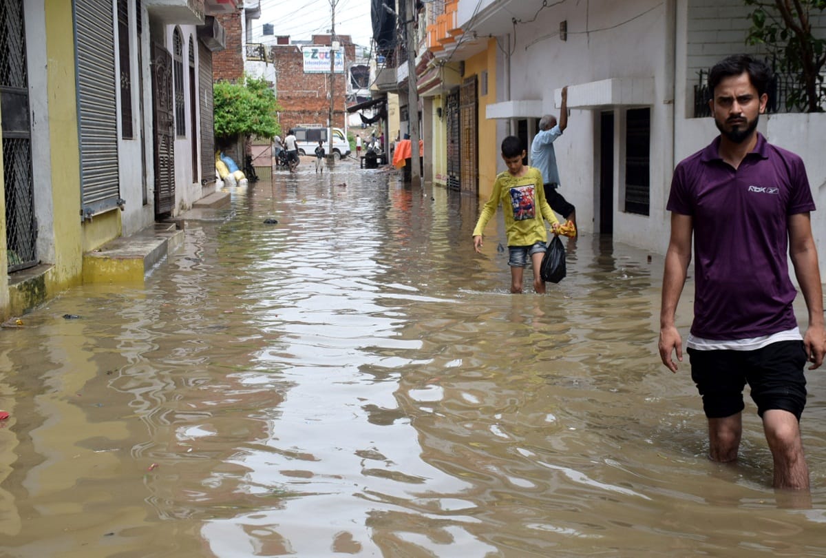 Prayagraj Update: Roads and lanes are heavy due to rain and water enters houses too