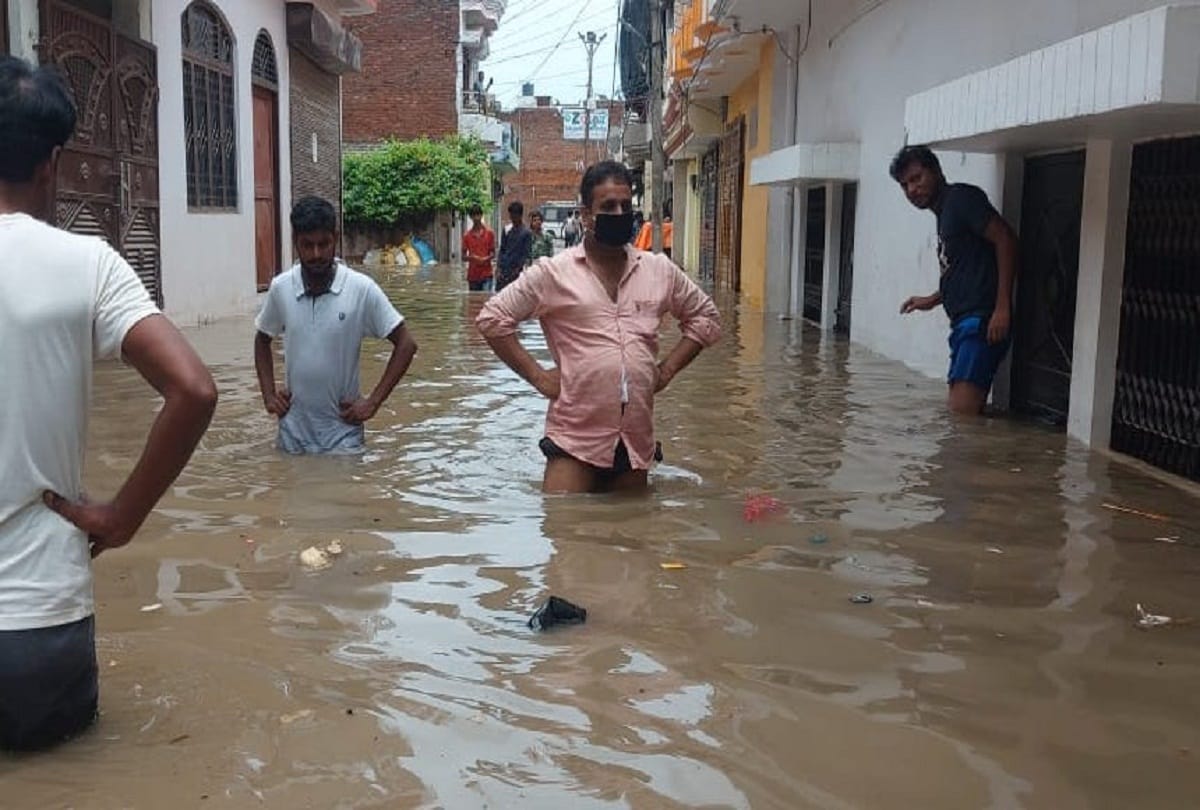Prayagraj Update: Roads and lanes are heavy due to rain and water enters houses too