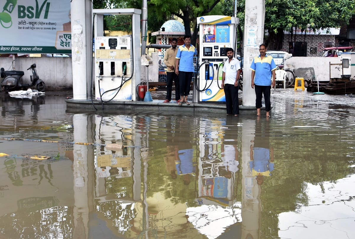 Prayagraj Update: Roads and lanes are heavy due to rain and water enters houses too