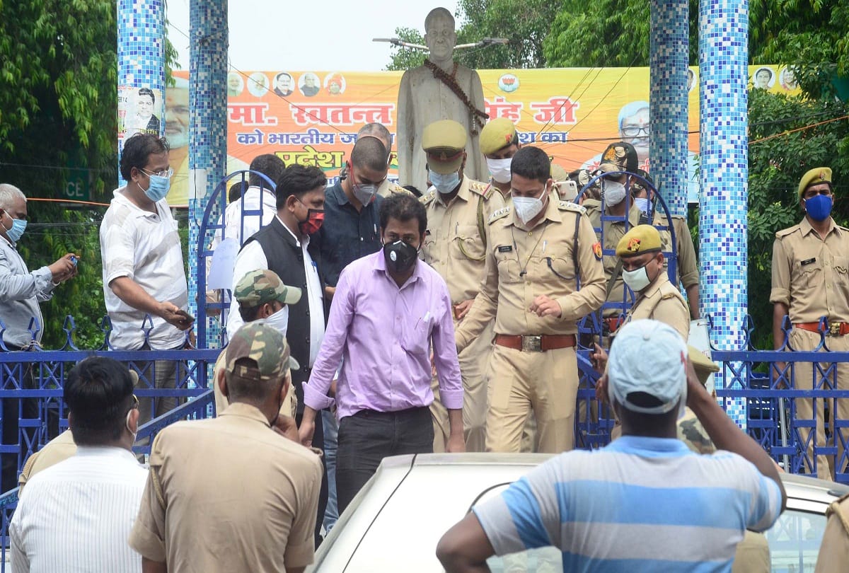 Case filed against six lawyers protesting against Vikas Dubey's encounter
