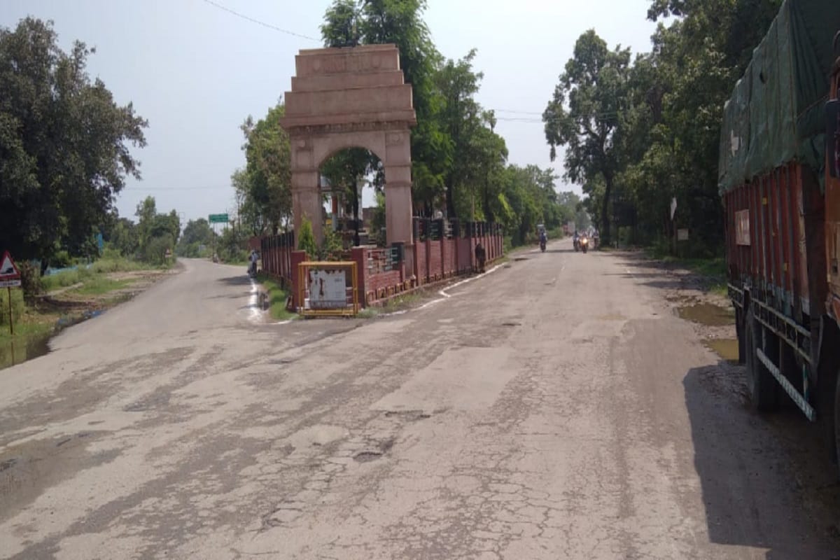 All markets and roadways buses are closed in six districts of western UP at today