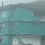 चार मंजिला इमारत का एक बड़ा हिस्सा ढहा