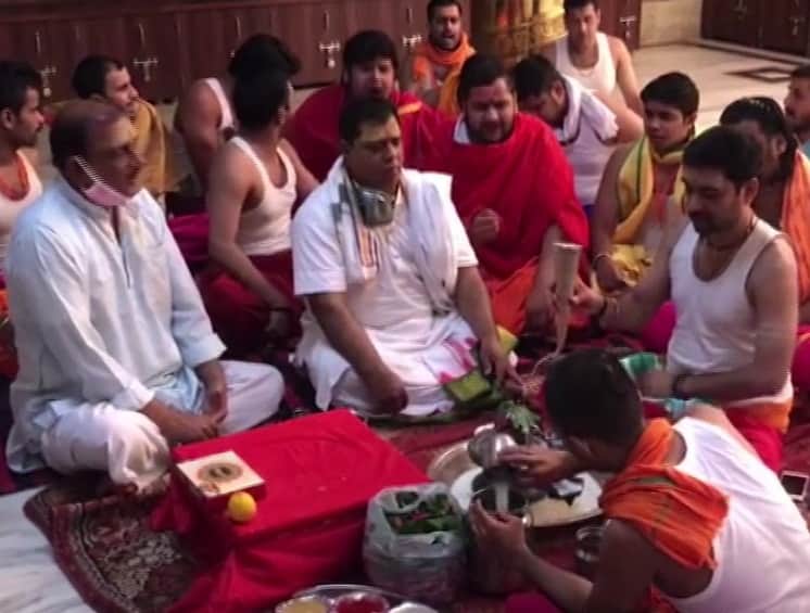 Prayers being offered for the good health of Amitabh Bachchan & Abhishek Bachchan