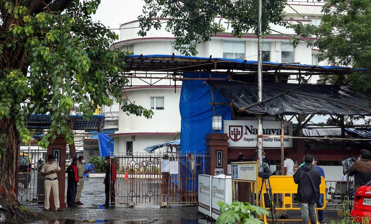 Coronavirus Amitabh Bachchan abhishek Bachchan Aishwarya Rai Bachchan and Aaradhya Bachchan found covid 19 positive bmc sealed big b bungalow jalsa after sanitization