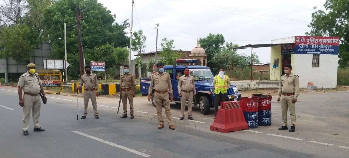 checking on agra boarder in lockdown