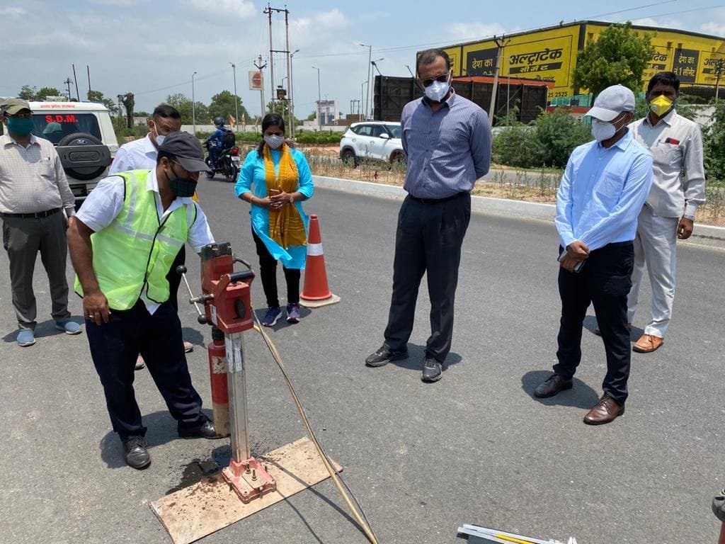 Aligarh: Principal Secretary suddenly stopped on the highway, testing the quality of construction