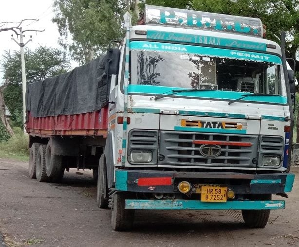 the bus which taken laobir go to bihar  illusion  by truck, many labour injured
