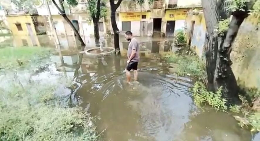 Water filled in tehsil colony, employee upset