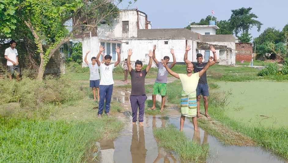 Villagers demonstrate to install khandjas