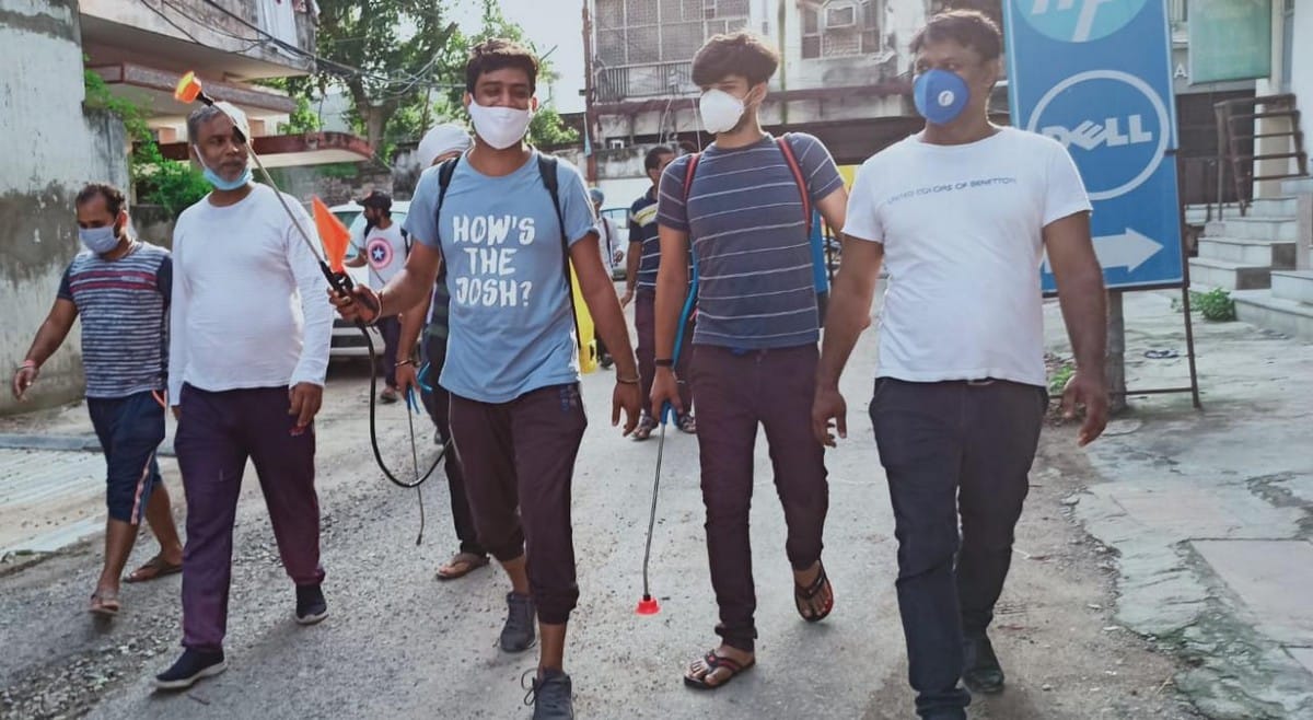 Coronavirus youth are doing sanitation themselves to save people from infection In Varanasi