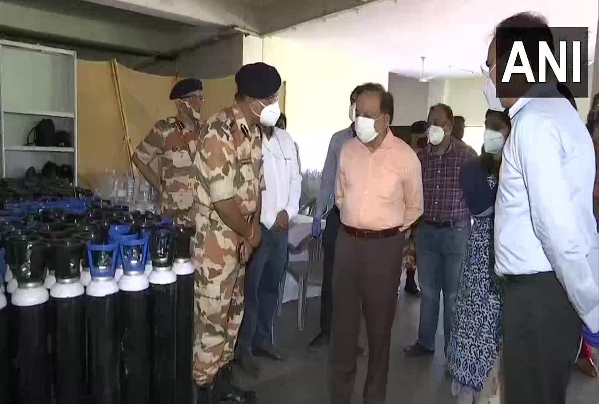 Health Minister Dr Harsh Vardhan visits the 10000 bedded Sardar Patel COVID Care Centre at Delhi