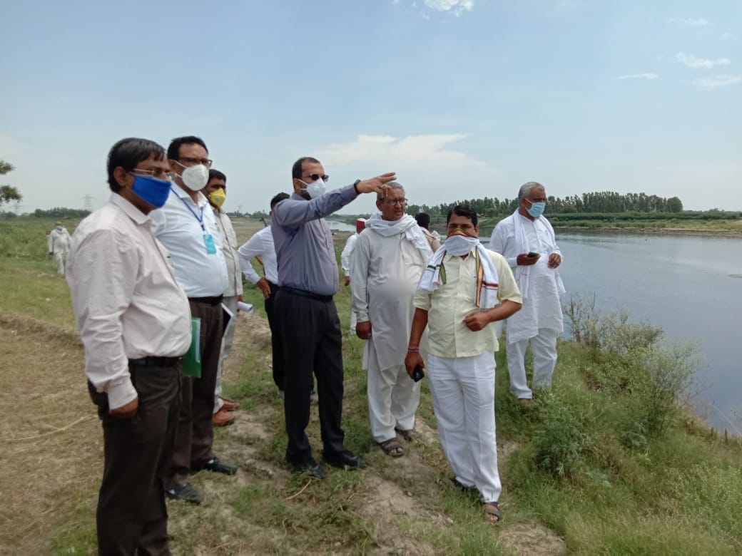 Aligarh: Principal Secretary arrives on Yamuna coast, sees flood-resistant works