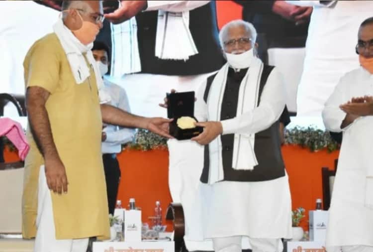 CM manohar lal distribut helmet for student in Haryana's Karnal