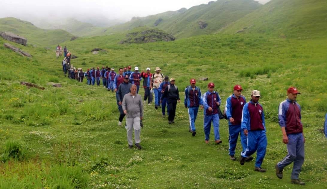Snowmen make trekking march from Auli to Goras
