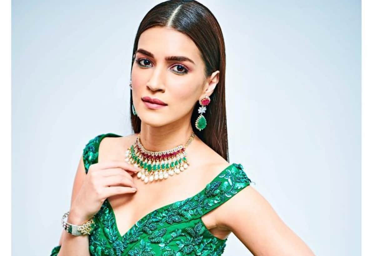 Prabhas extends birthday wish to Kriti Sanon with special post