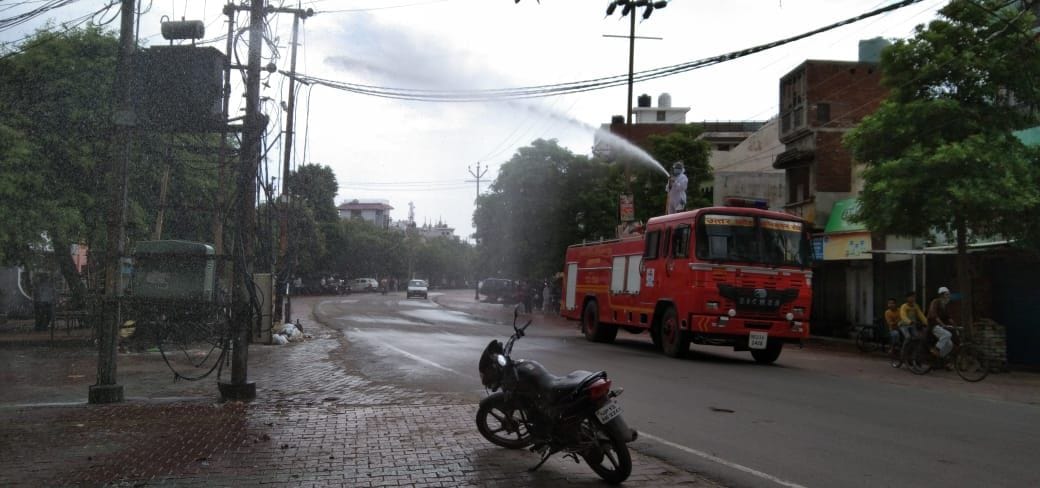 The markets remain closed, the silence of the streets