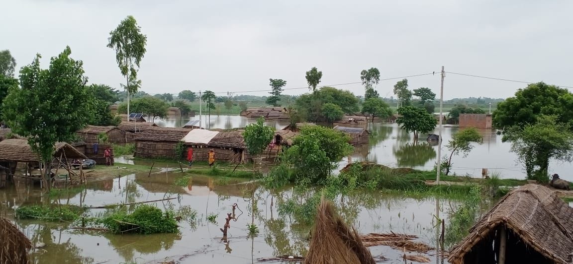 Saryu waves started hitting the dam and spurs