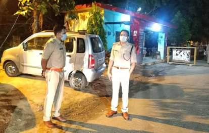 शामली पुलिस चौकी पर थाना प्रभारी आदर्श मंडी से जानकारी लेते एसपी विनीत जायसवाल