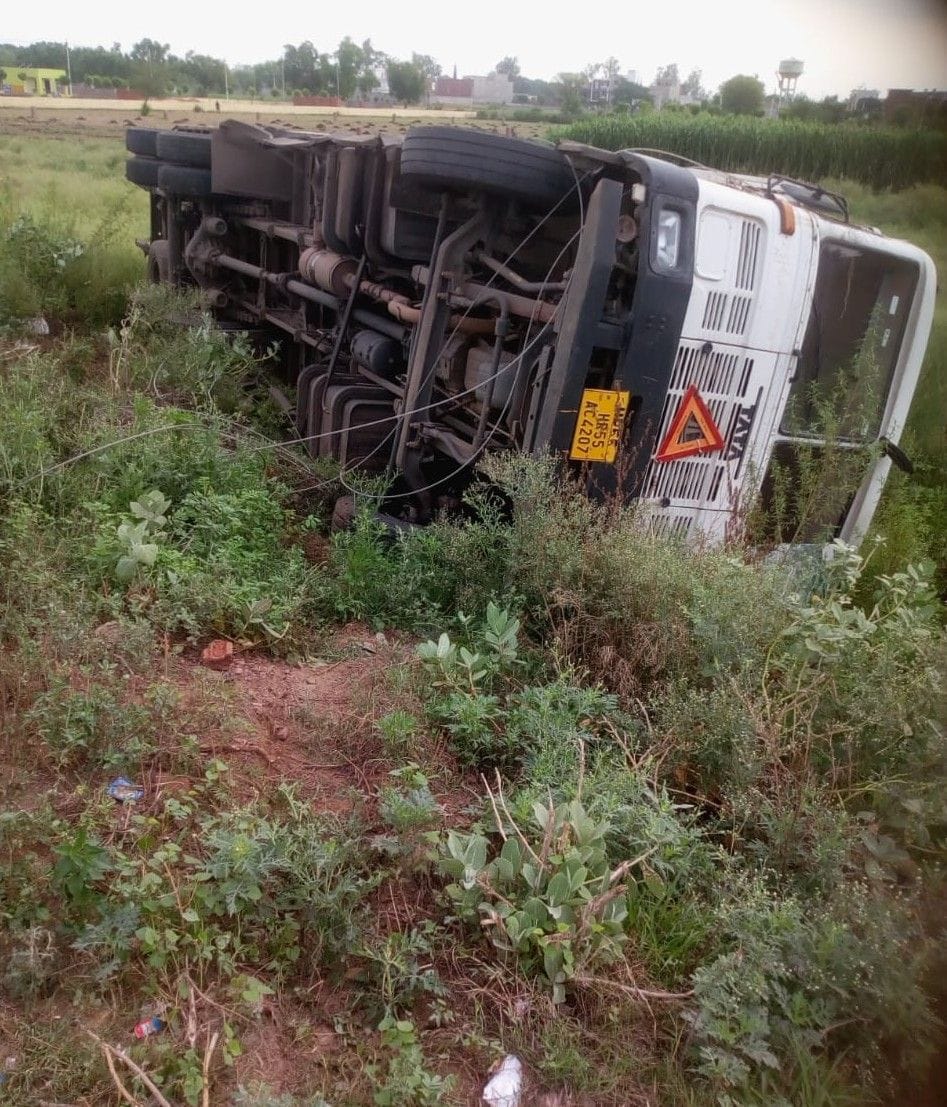 Hathras: Truck overturned by electric poles, power failure in many areas