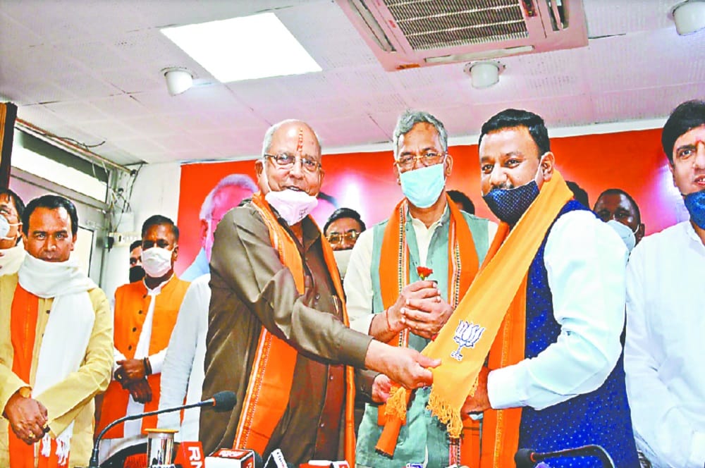 Uttarakhand: congress Attack on bjp for Not Follow Social Distancing in Roorkee Mayor Gaurav Goyal Welcome