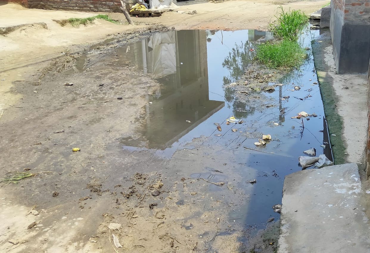 Farrukhabad: Nodal officers returned from outside the village to see the reality of cleanliness