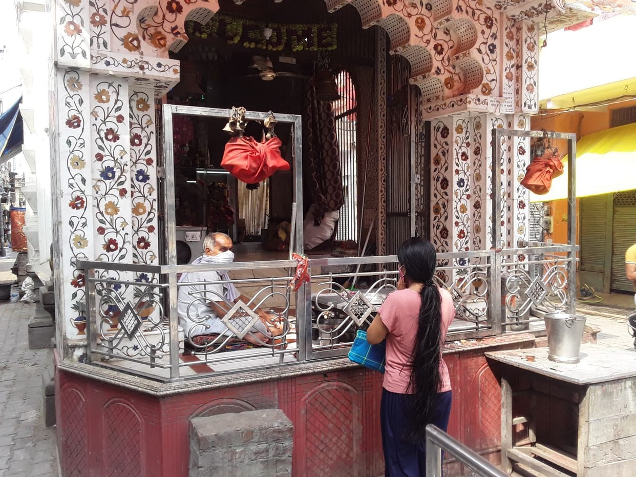 Farrukhabad: People without mask-helmets had to be put up
