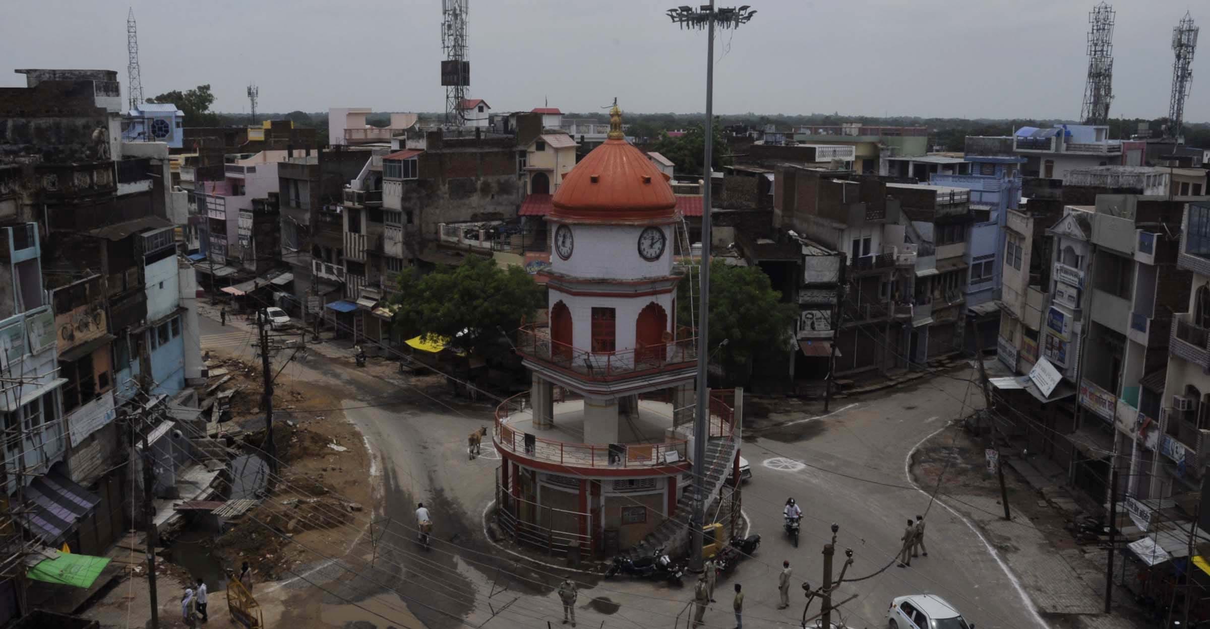 Roads were listened to due to strictness, police vehicles were tearing up the silence