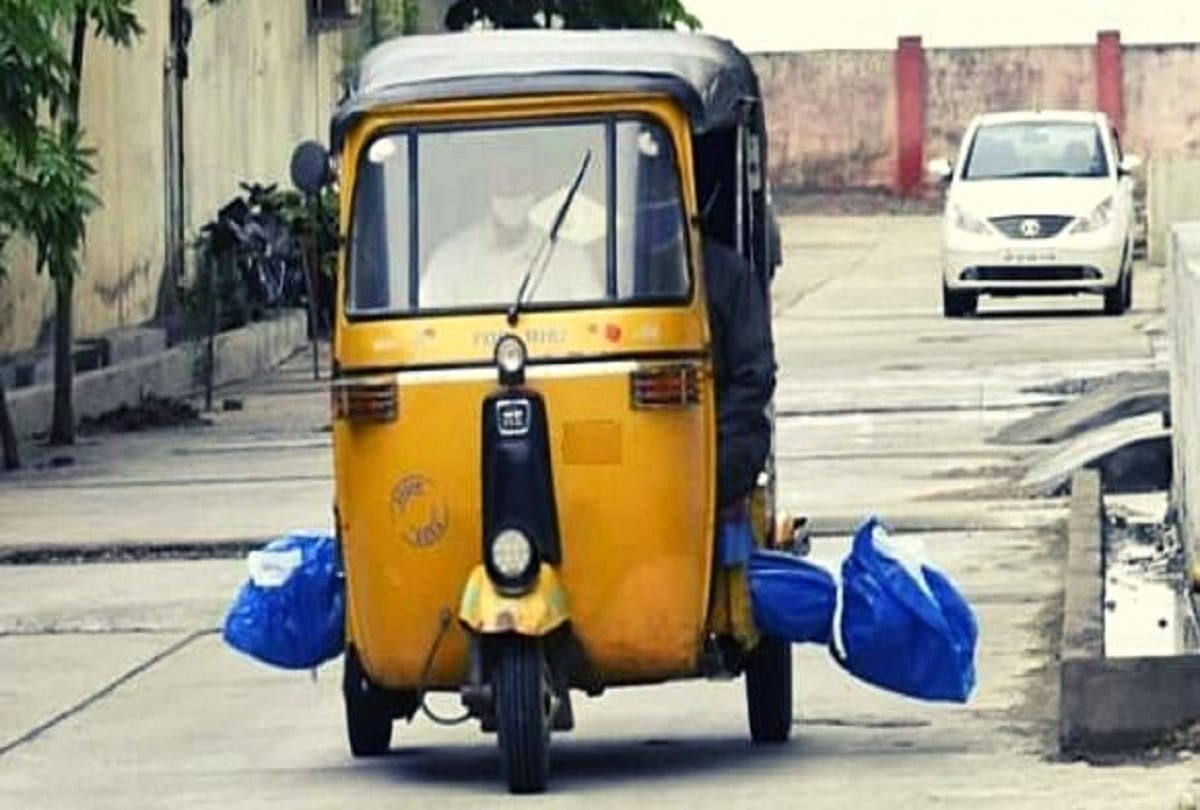 coronavirus: Covid 19 dead body carried to graveyard in auto rickshaw in Telangana