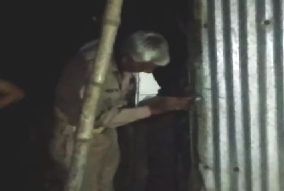 police inspector locked shopkeeper in the shop in mainpuri