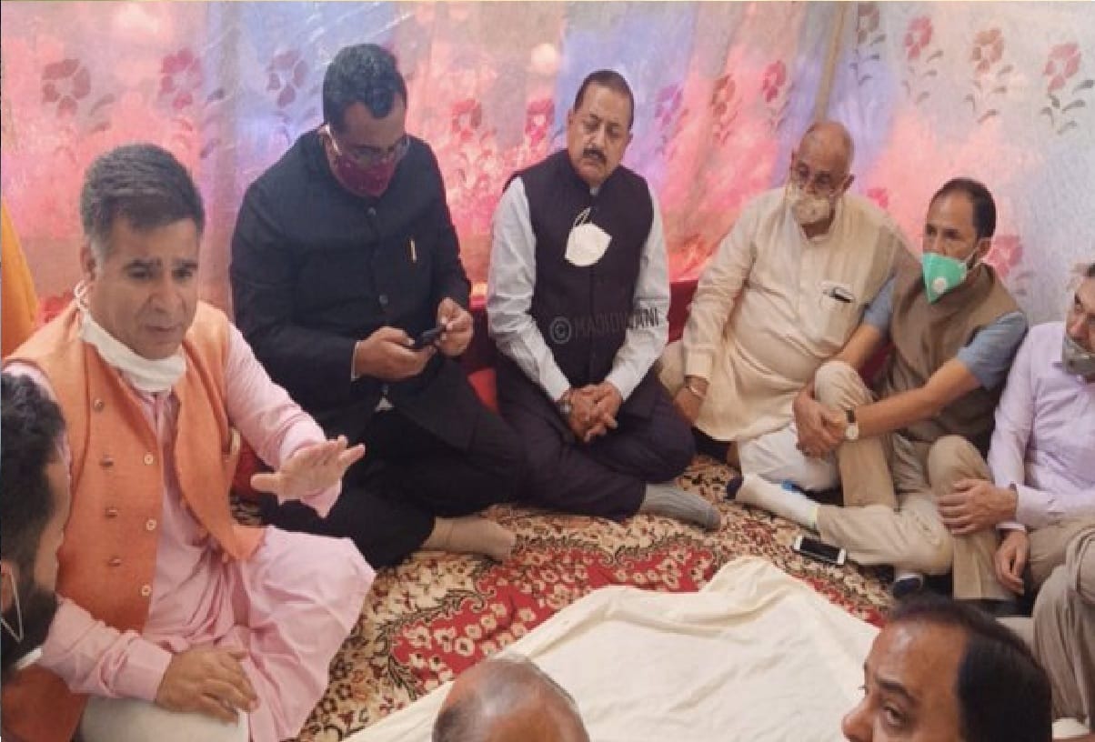Ram Madhav Jitinder Singh Avainash Rai Khanna Ravinder raina paid tributes to Wasim Bari his father and brother