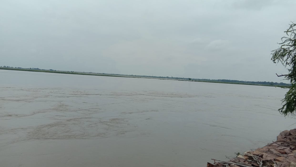 Half a dozen villages in Madhuban region transformed into island in the wake of the boom in Ghaghra