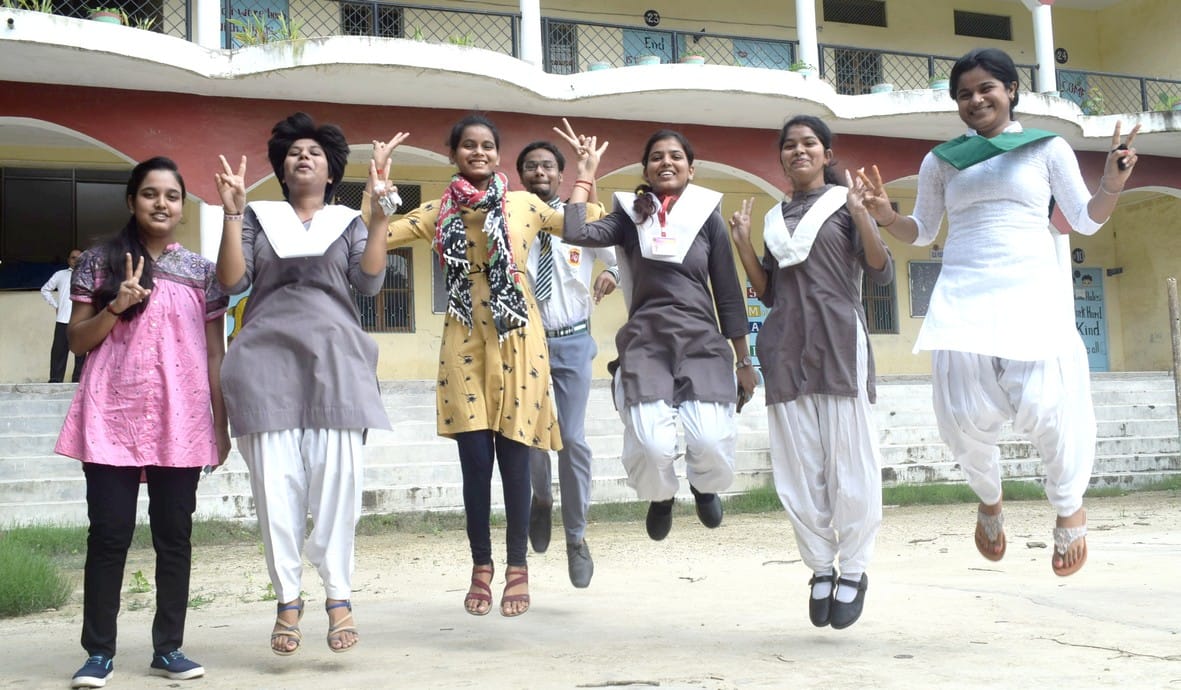 Daughters topped CBSE, Suchita got 97.4 percentage points