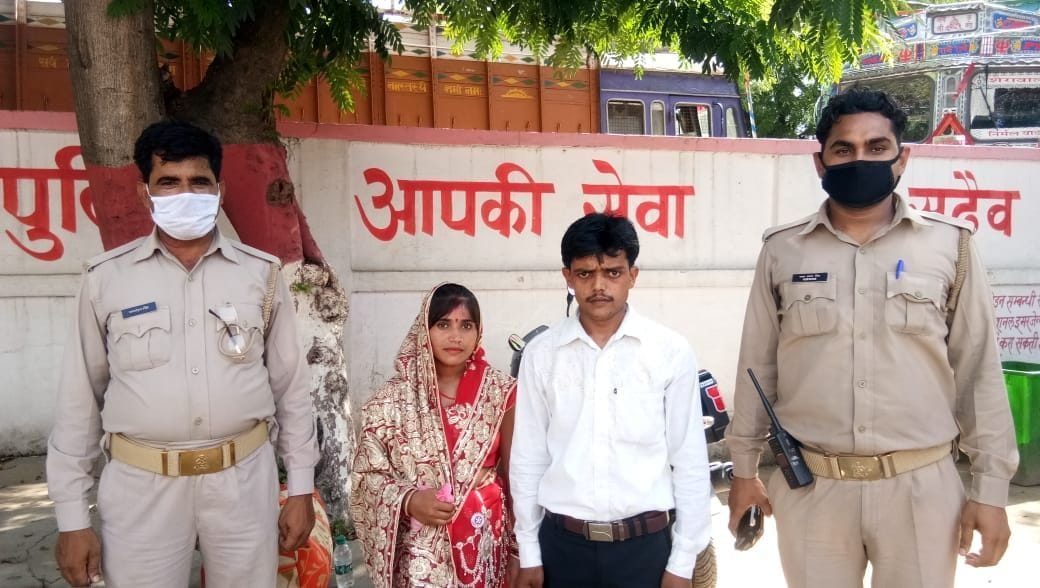 Auto driver returned the missing bag to the woman in auraiya