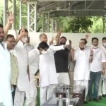 विक्ट्री साइन दिखाते अशोक गहलोत