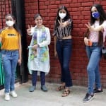 सीबीएसई पेपर विवाद प्रश्न रद्द होने पर खुशी जताती छात्राएं