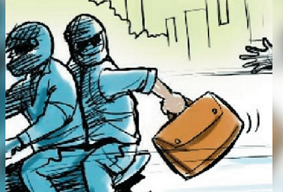 Unidentified people beaten up the businessman going home after closing the shop, snatched the cash, absconded