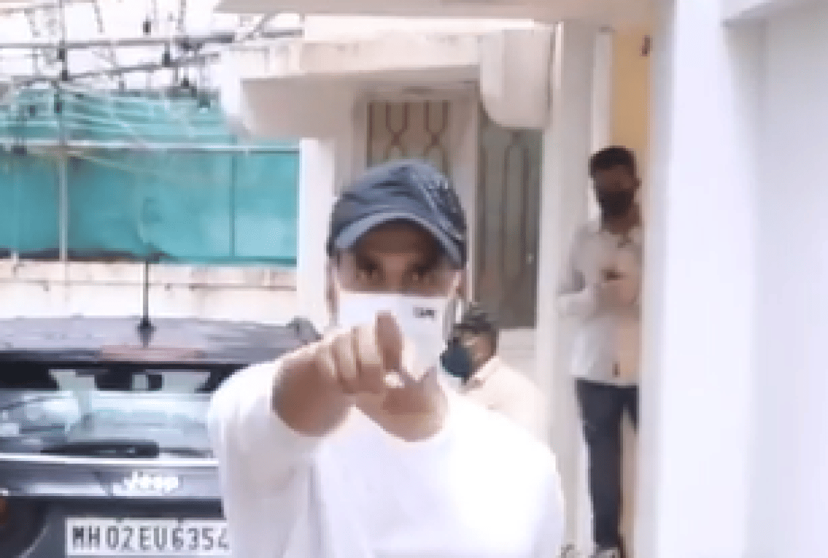 akshay kumar to photographer put mask on nose video goes viral