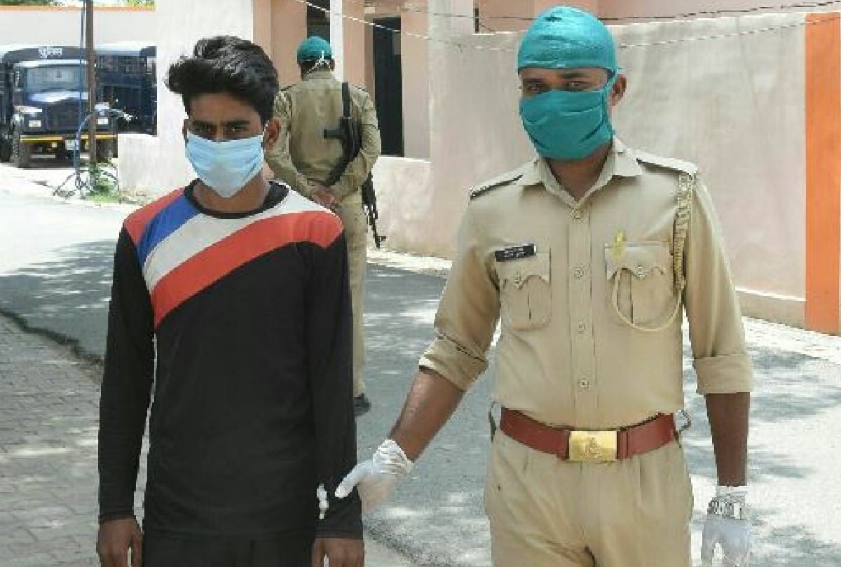 wanted criminal arrested for murder of property dealer in agra