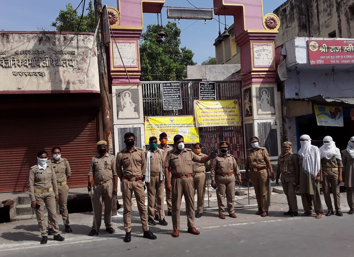 Police guarded the pagoda in Farrukhabad, worshipers worshiped in homes