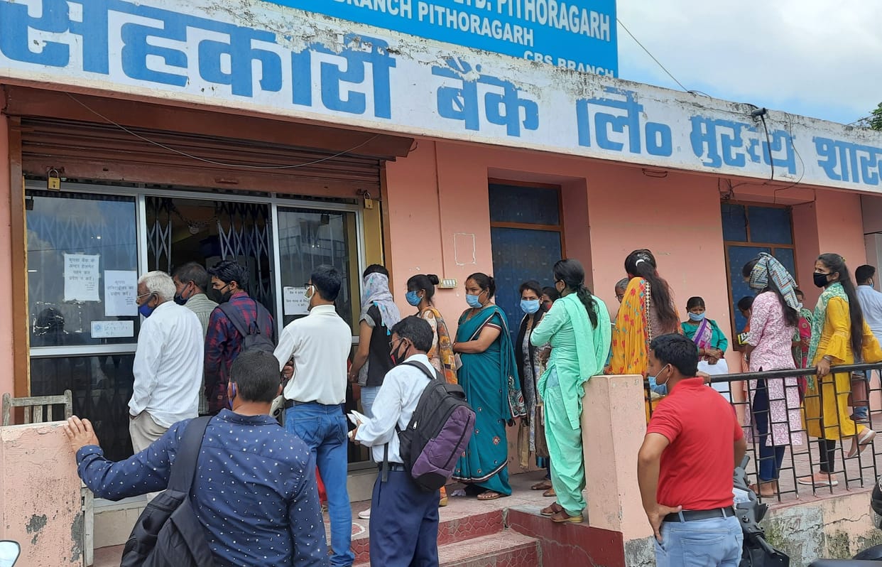 People are not following the rules of social distance in the banks of Pithoragarh