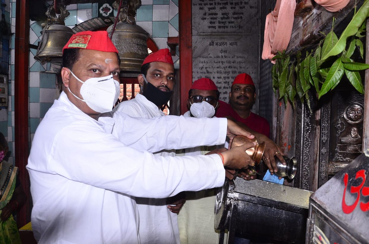 SP activists pray for water from the corona by burning water