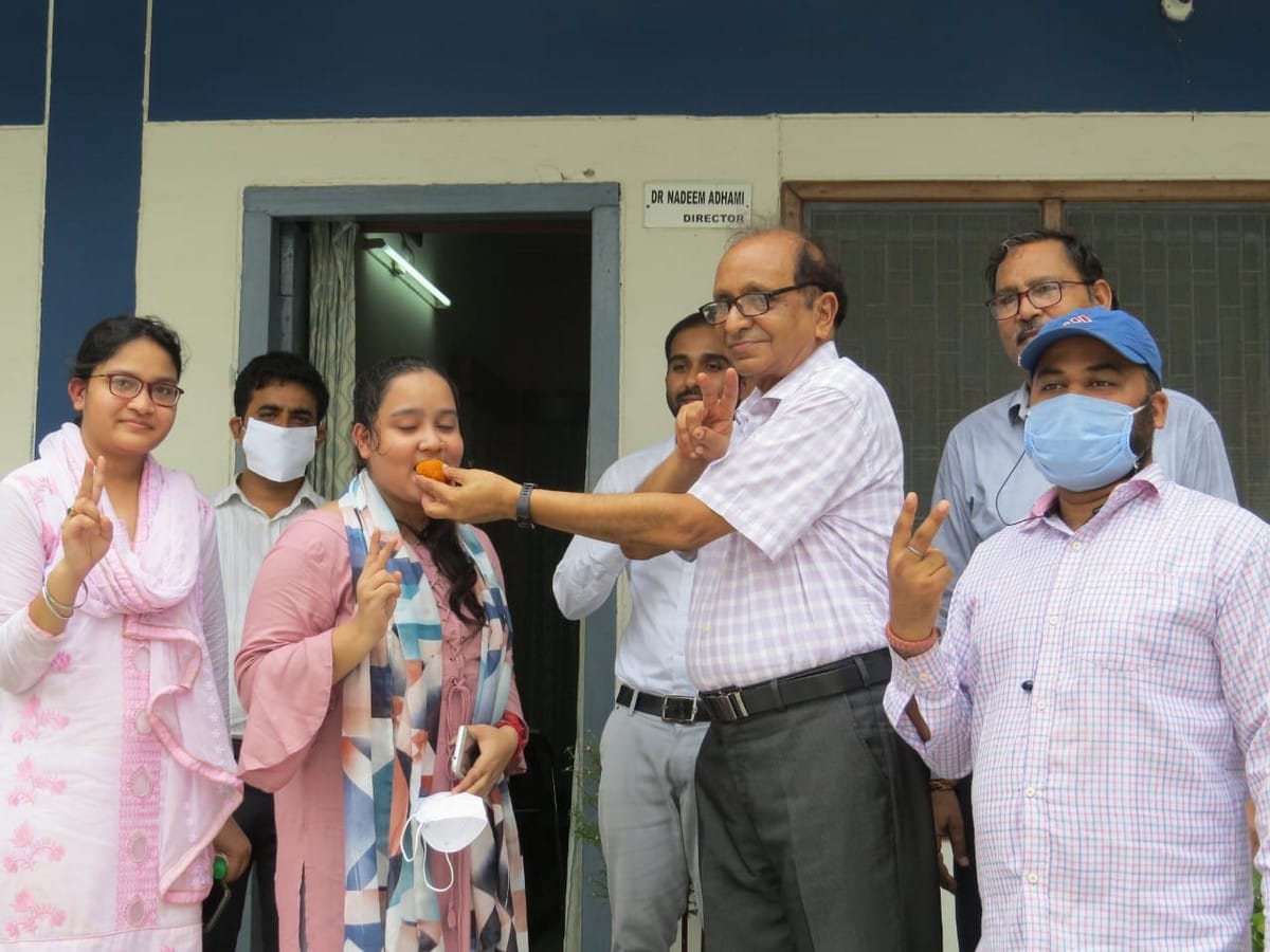 CBSE 2020 12th result ghazipur district niharika shreevastav top in district