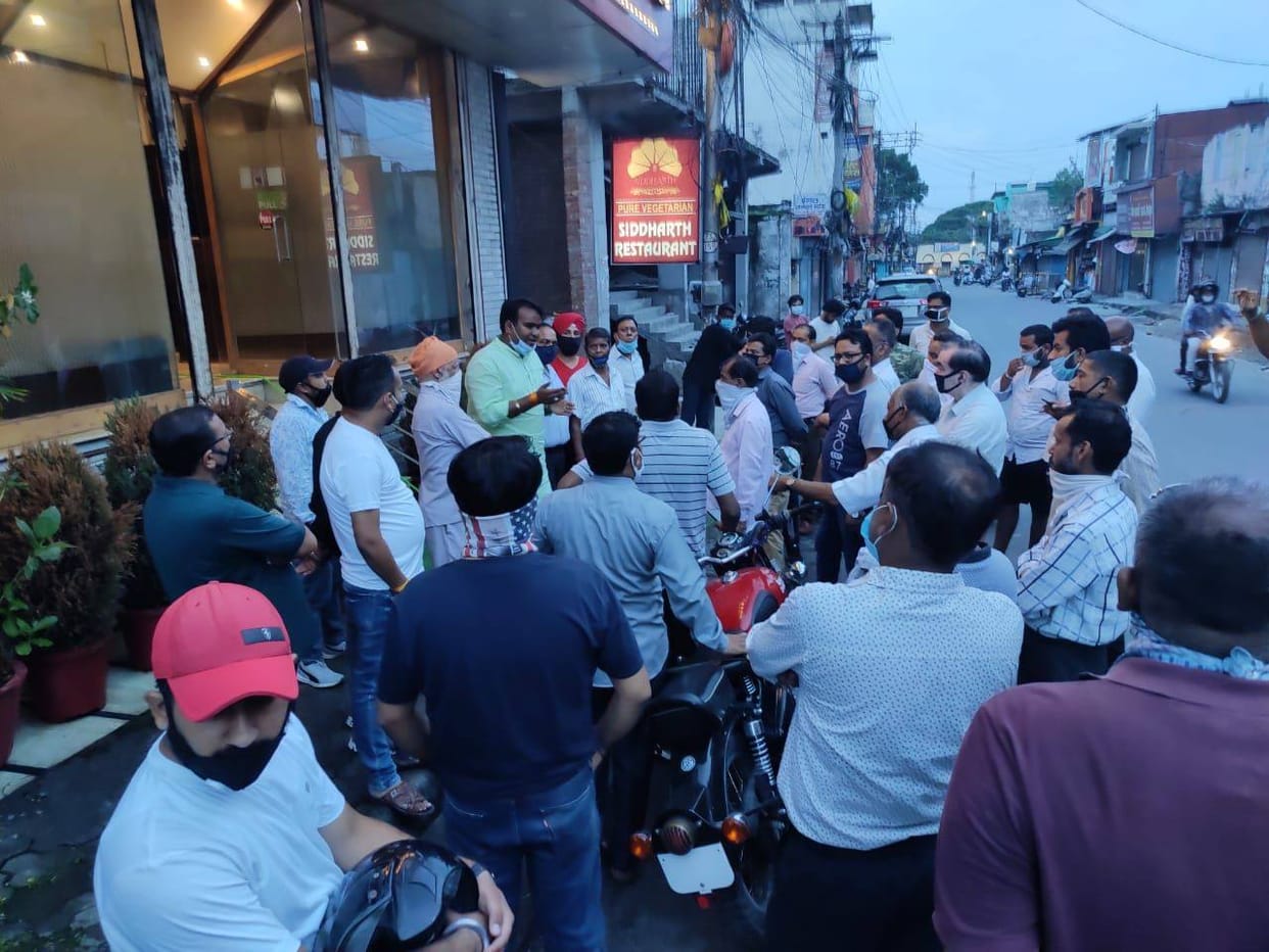 Dehradun news: fight between shop keepers on shop numbering