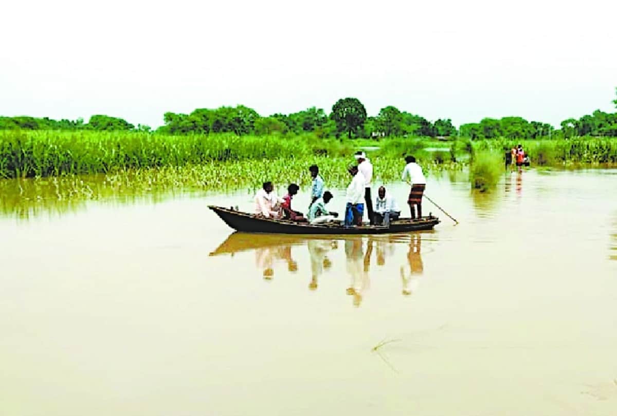 Rain In Uttar Pradesh Barabanki situation is worsening in districts of Awadh due to floods  River Ghaghra see photos