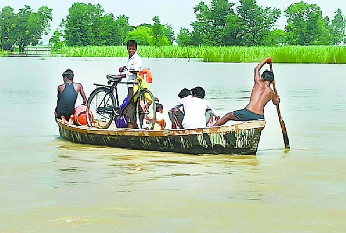 Rain In Uttar Pradesh Barabanki situation is worsening in districts of Awadh due to floods  River Ghaghra see photos
